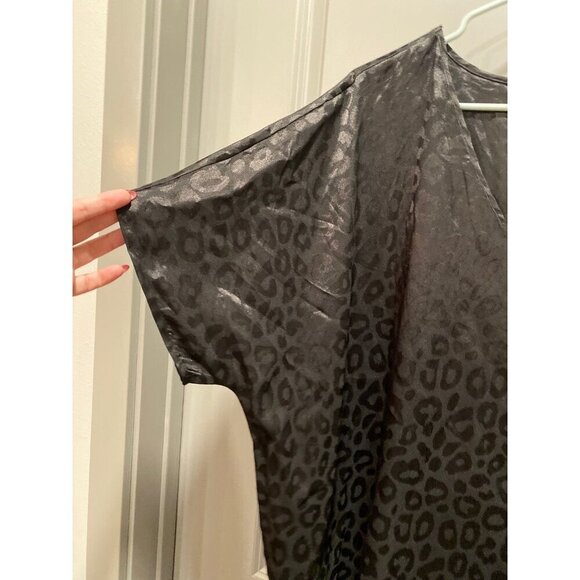 Jodifl Oversized M Black Leopard V-Neck Tee - Picture 4 of 6